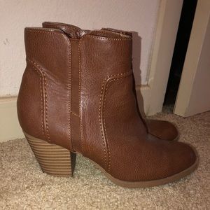 Vera Wang Brown Leather booties